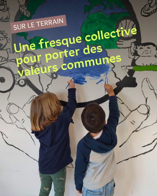 🎨 Quand l’art rassemble et crée du lien 

Dans la petite commune rurale de Chambon-le-Château, une fresque collective a été réalisée par les 32 élèves de l’école primaire et deux artistes exilé·es accompagné·es par France terre d’asile, Ahmed et Luz 

 
En réalisant cette œuvre, les élèves ont appris à traduire leurs idées en images, en couleurs et en symboles. Un projet qui leur a permis d’exprimer leurs émotions autrement, de développer leur créativité et de créer de vrais liens avec les artistes qui les accompagnaient. 

🤝 Cette initiative s’inscrit dans un partenariat de longue date entre l’école et notre Centre d’accueil pour demandeur·ses d’asile, présent sur le territoire depuis plus de vingt ans. 

🤝 Inaugurée lors de la Journée mondiale des personnes migrantes, la fresque fait désormais partie du quotidien des élèves. Un symbole vivant de partage, de diversité et de solidarité. 

🔗 Pour en savoir plus, retrouvez notre article en suivant le lien en bio.